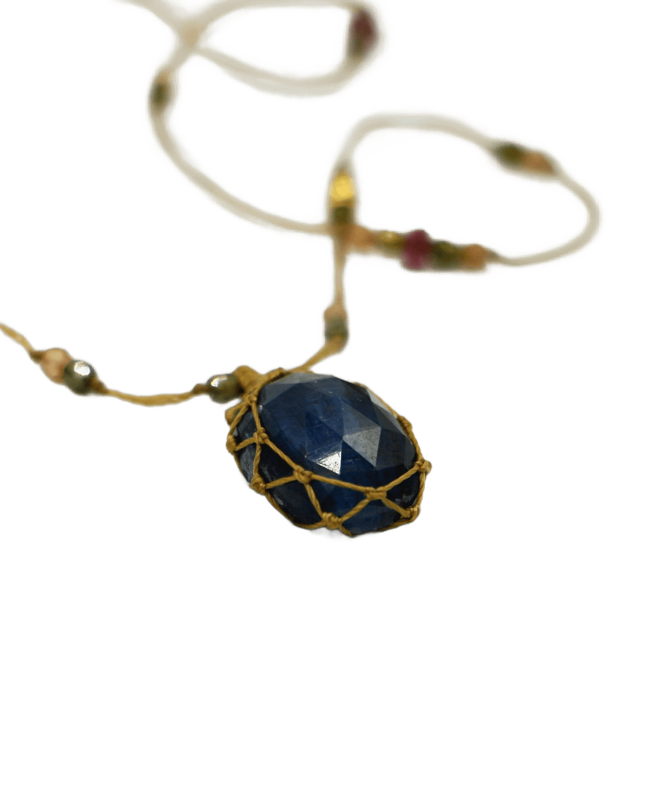 Collier Court Tibétain Sharing Labradorite, porté au cou