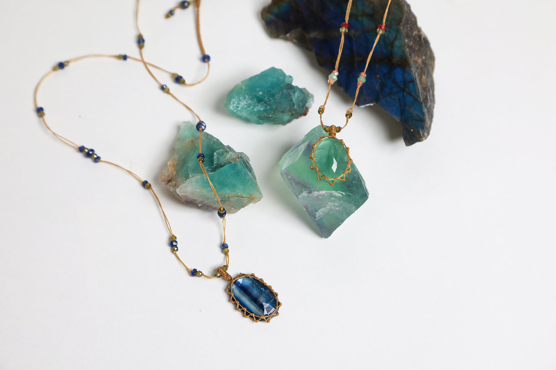 So Precious Short Tibetan Necklace - Blue Kyanite - Mix Tsavorite - Tobacco Thread