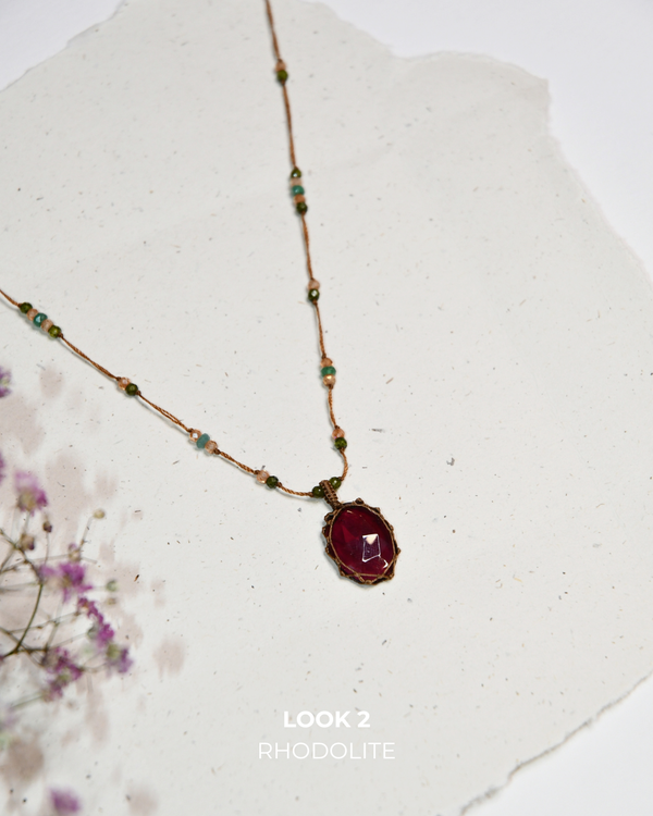 Collier court tibétain – Rhodolite – Mix Émeraude – Fil Tabac