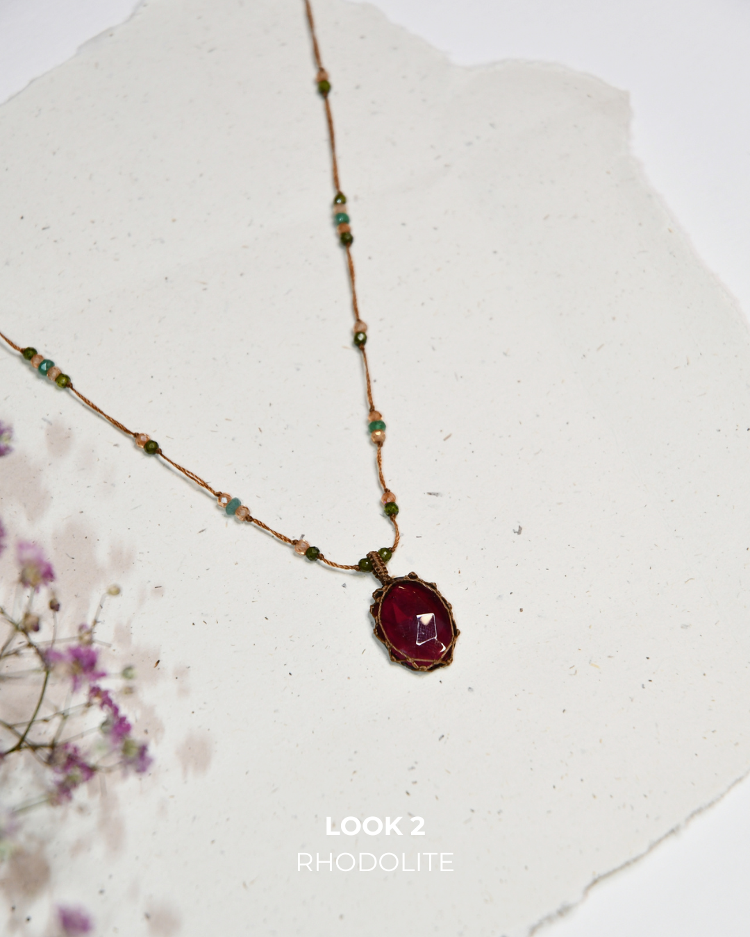 Collier court tibétain – Rhodolite – Mix Émeraude – Fil Tabac