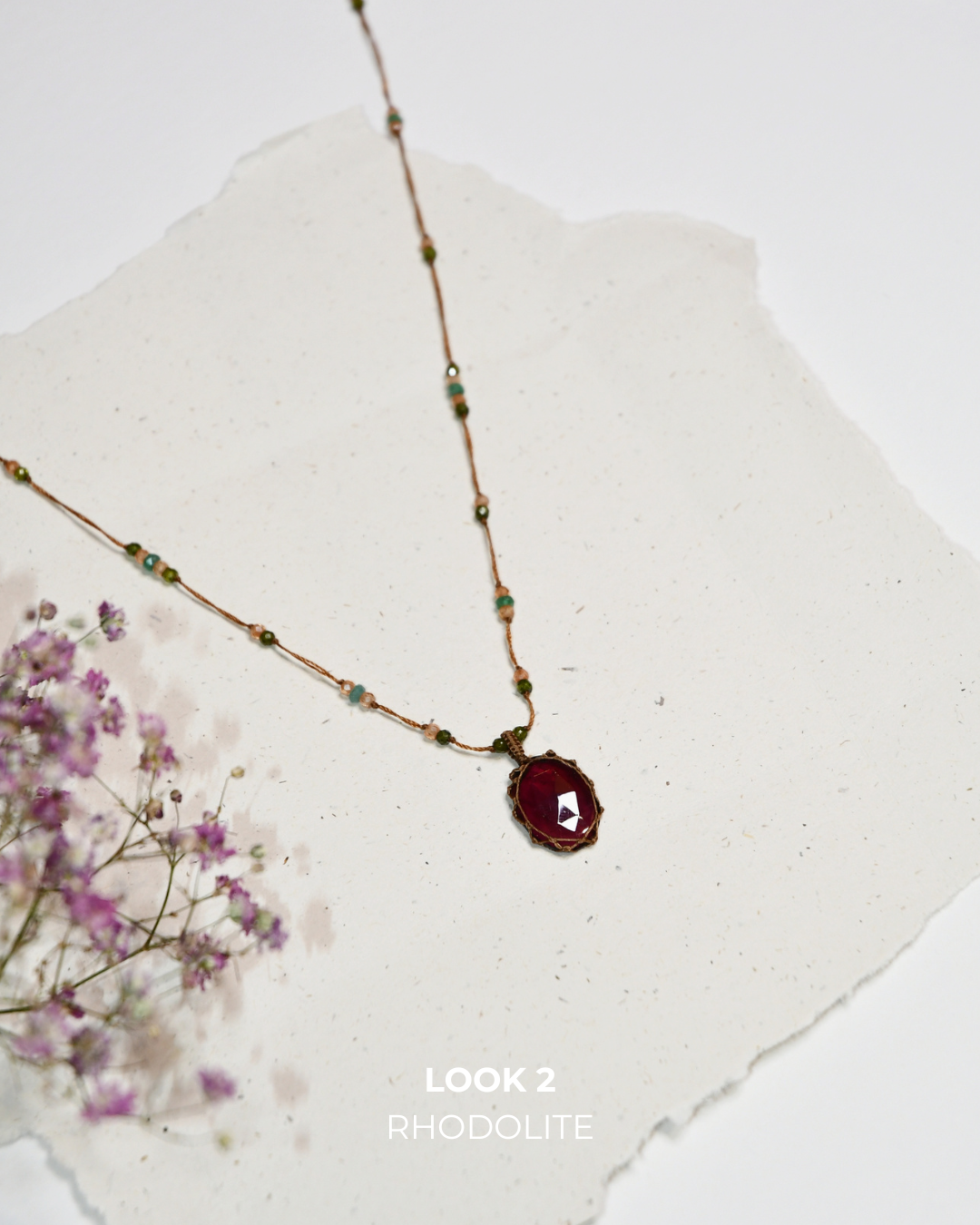Collier court tibétain – Rhodolite – Mix Émeraude – Fil Tabac