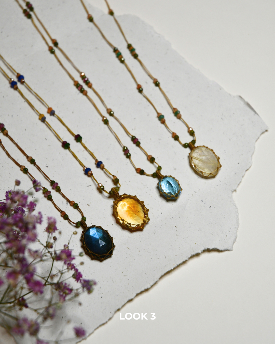Collier court tibétain – Topaze Bleue – Mix Tourmaline Rose – Fil Beige