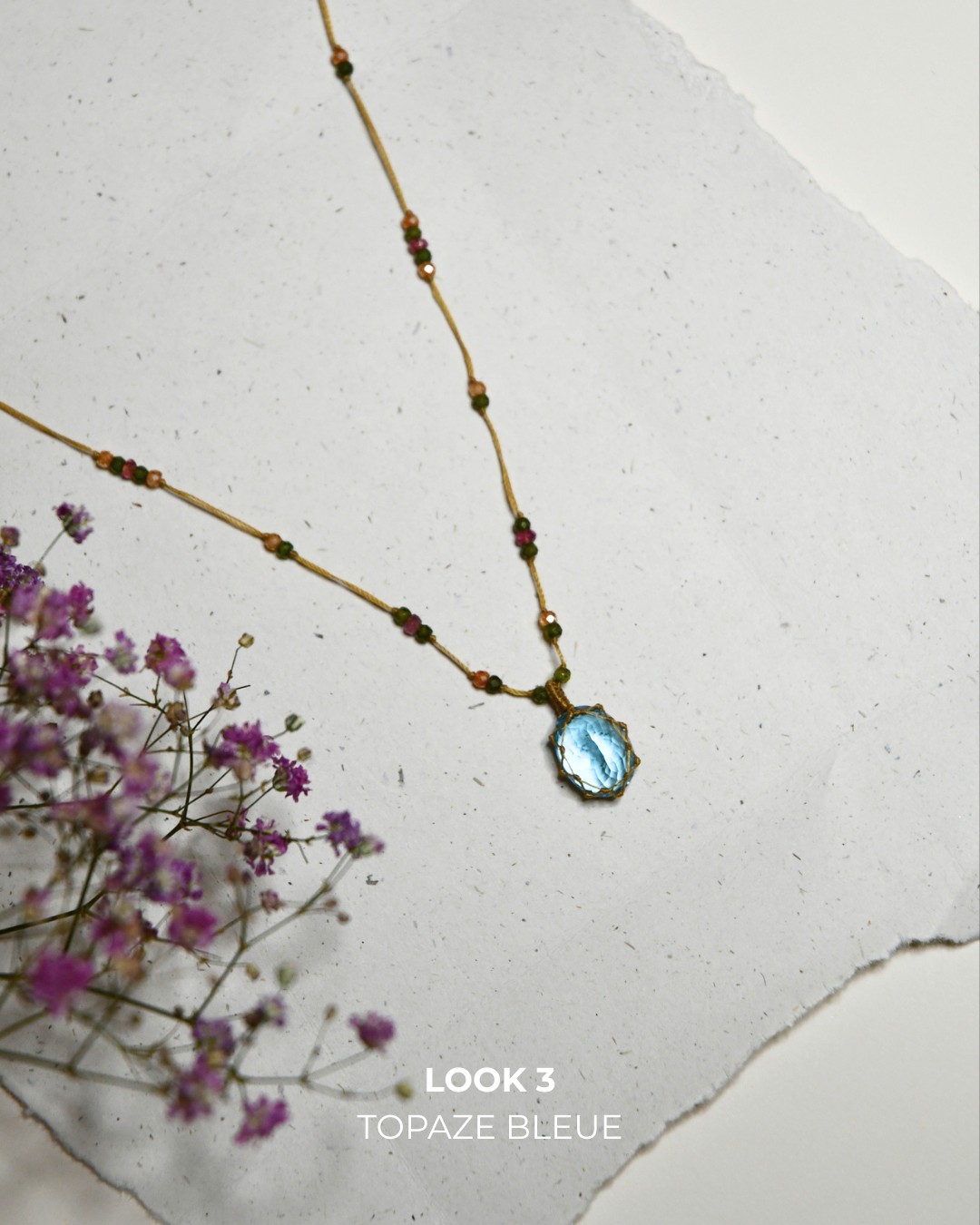 Collier court tibétain – Topaze Bleue – Mix Tourmaline Rose – Fil Beige
