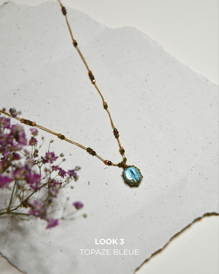 Collier court tibétain – Topaze Bleue – Mix Tourmaline Rose – Fil Beige