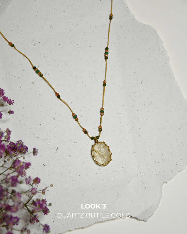 Collier court tibétain – Rutile Quartz Gold – Mix Emeraude – Fil Beige