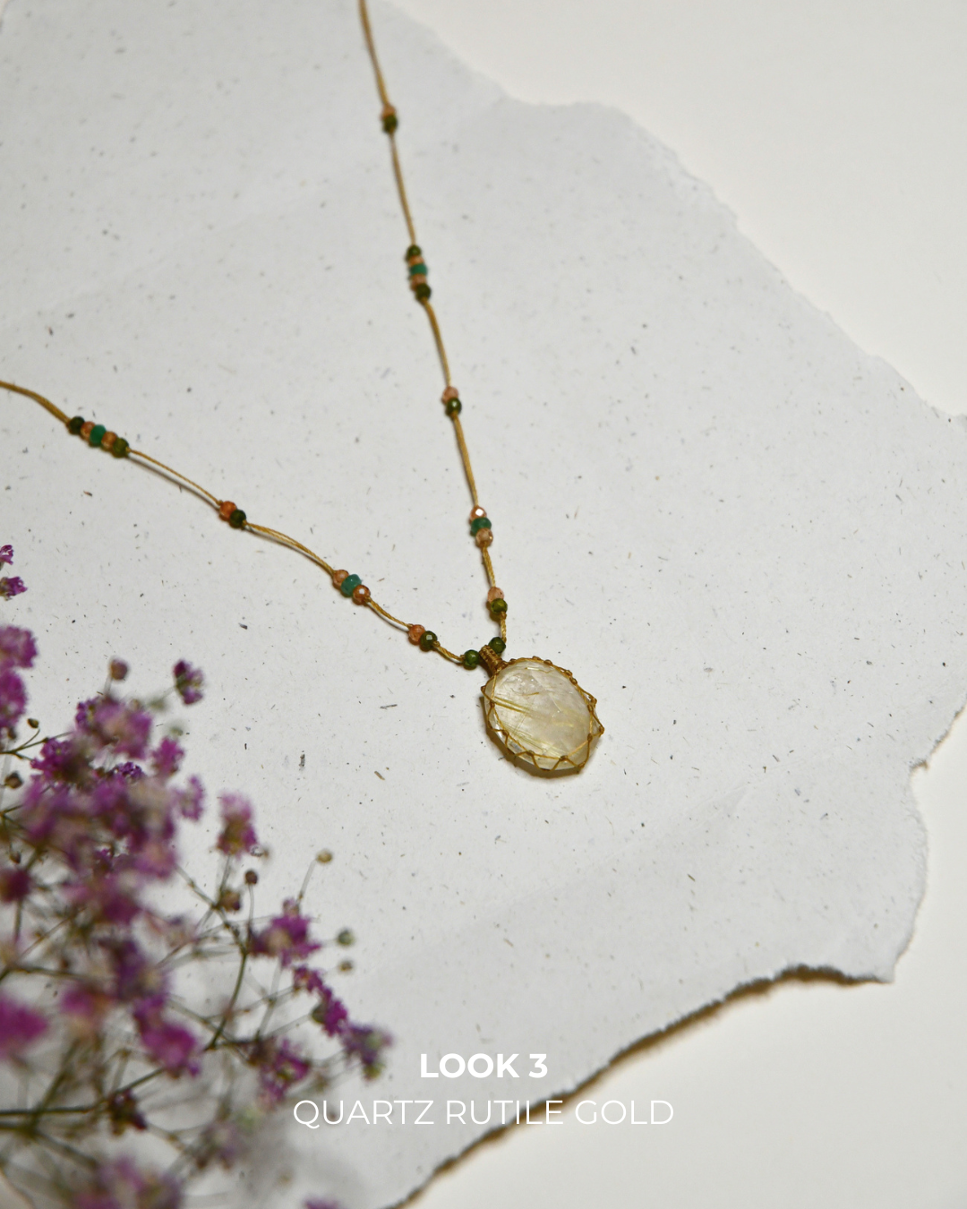 Collier court tibétain – Rutile Quartz Gold – Mix Emeraude – Fil Beige