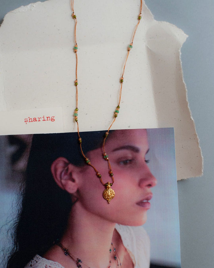 Collier Goldie - Tsavorite Mix - Tobacco Thread Necklace