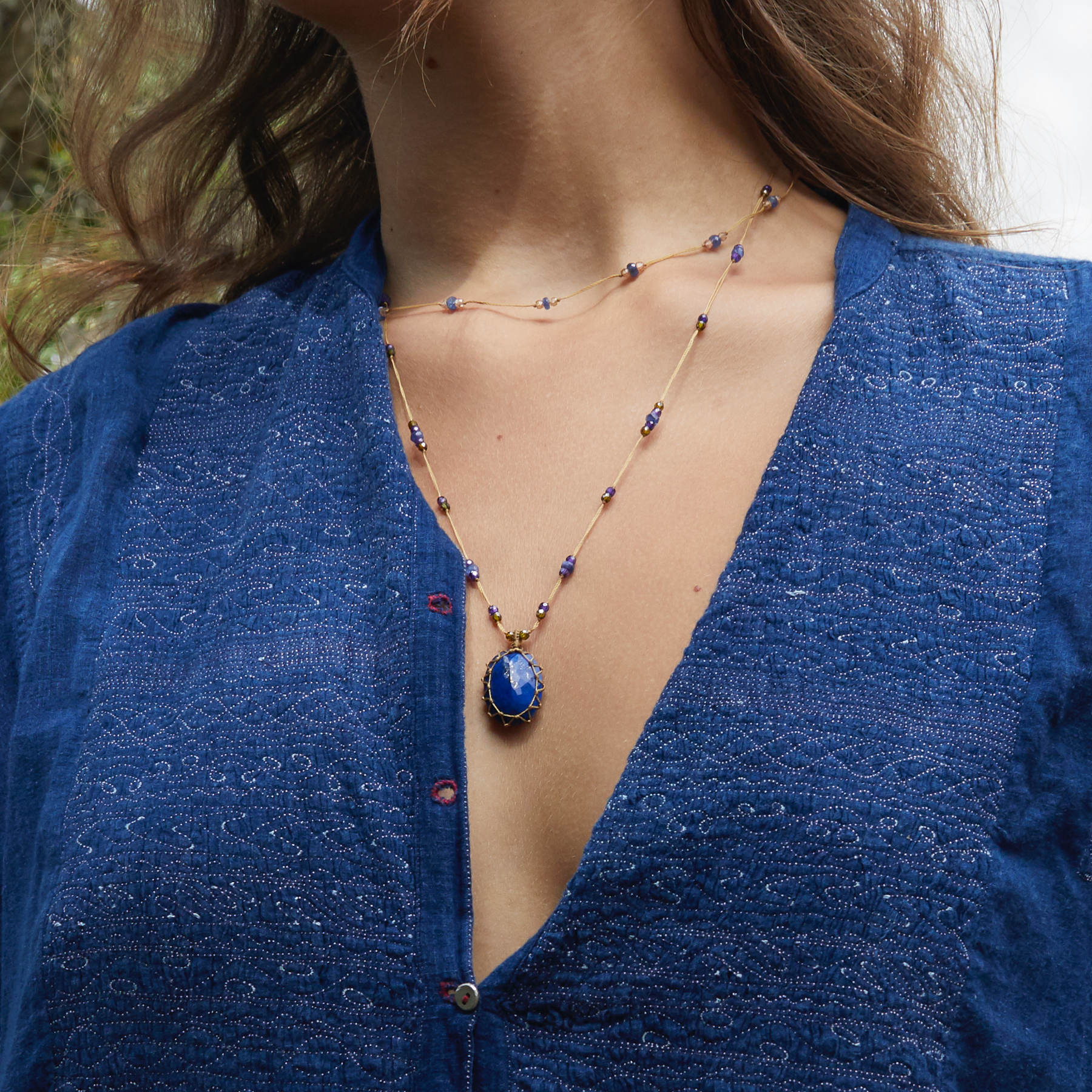 Tibetan Short Necklace - Lapis Lazuli - Mix Tsavorite - Beige Thread