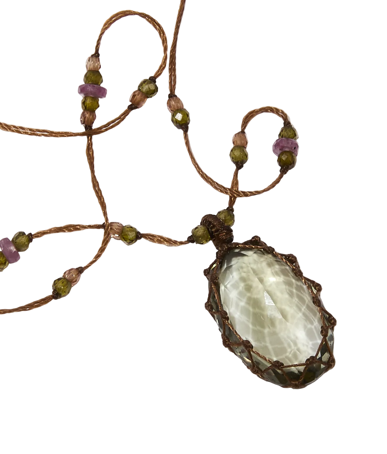 Collier Court Tibétain Sharing Améthyste Verte, porté au cou
