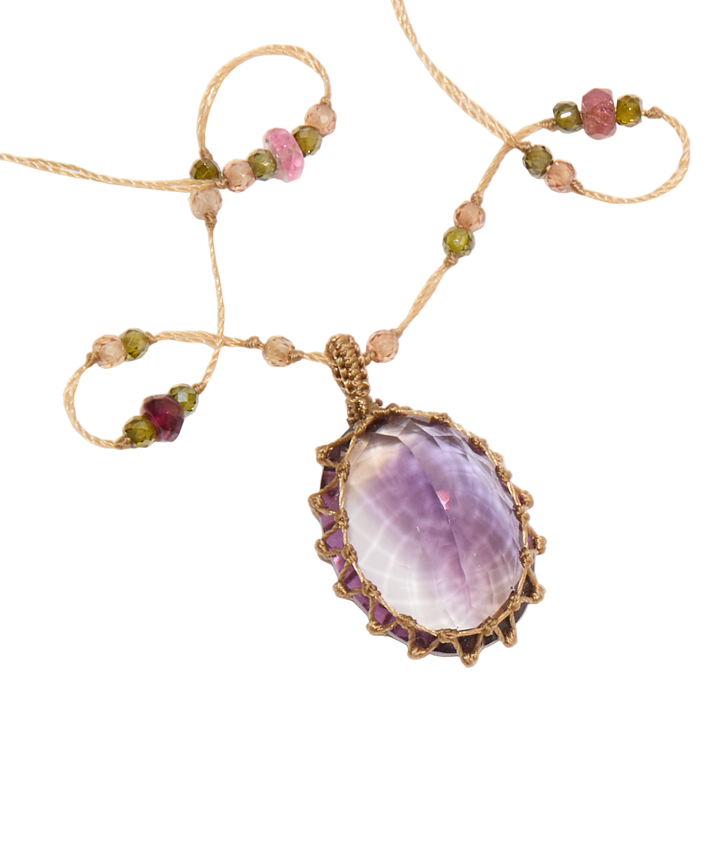Collier Court Tibétain Sharing Améthyste Violette, porté au cou