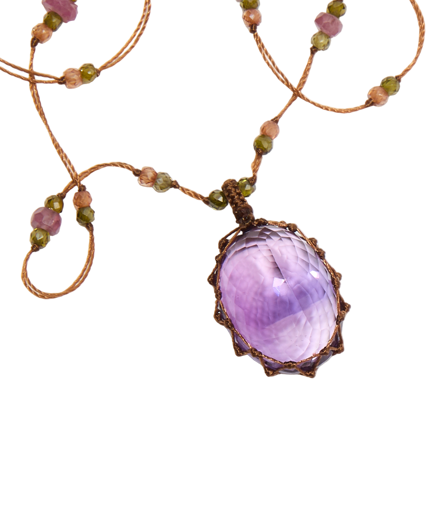 Collier Court Tibétain Sharing Améthyste Violette, porté au cou