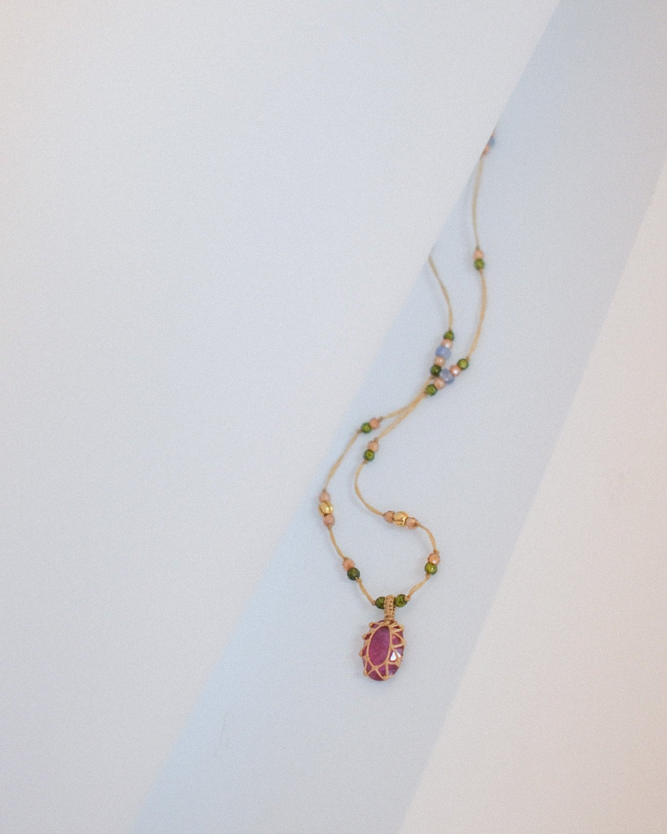 So Precious Collana Corta Tibetana - Riempita di Vetro Rosso - Mix Rubino - Filo Beige