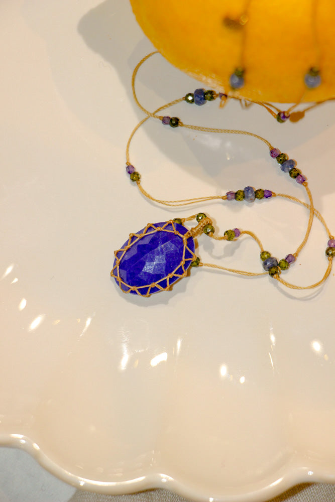 Tibetan Short Necklace - Lapis Lazuli - Mix Tsavorite - Beige Thread