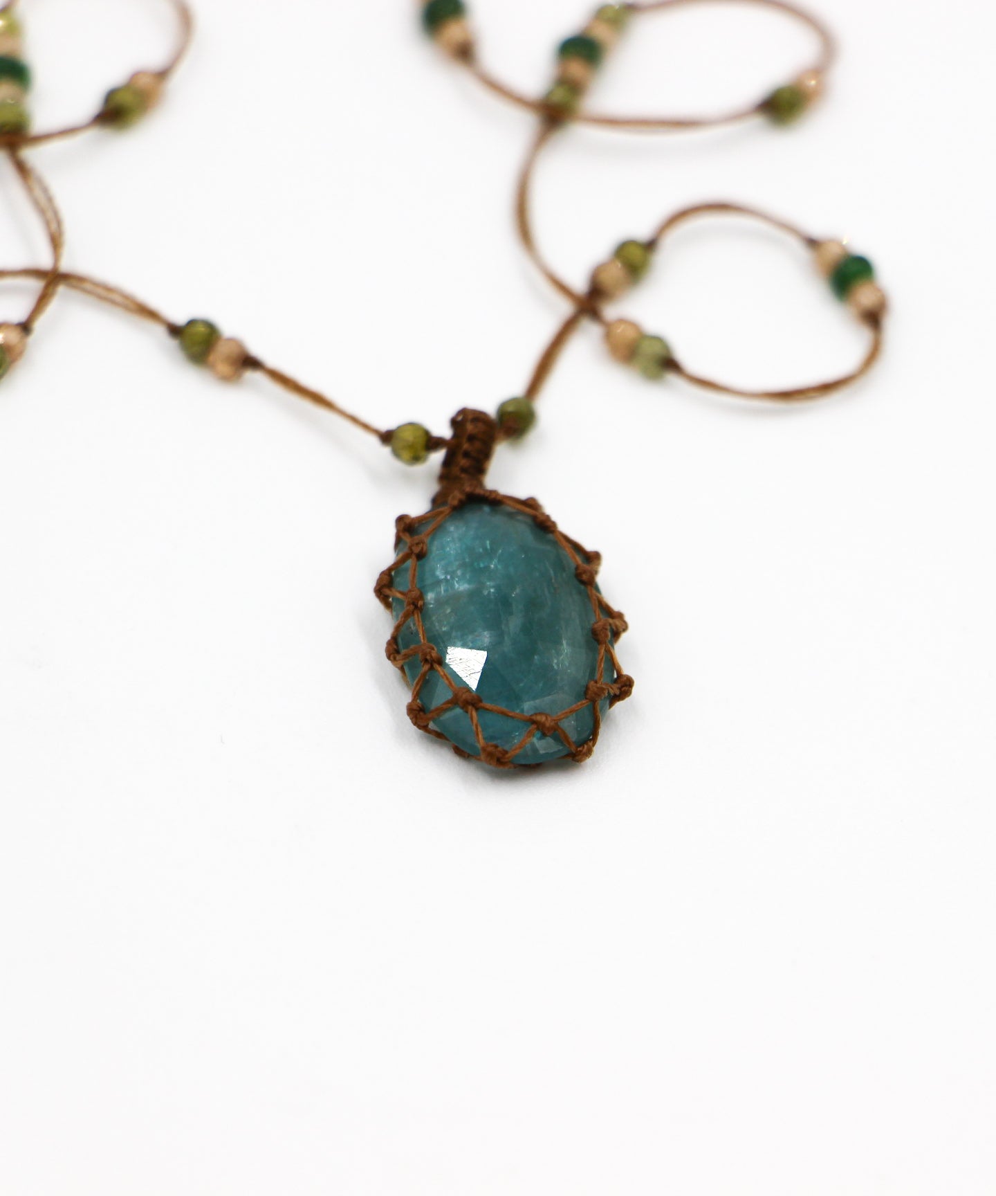 Collier Court Tibétain - Kyanite Teal - Mix Émeraude - Fil Tabac