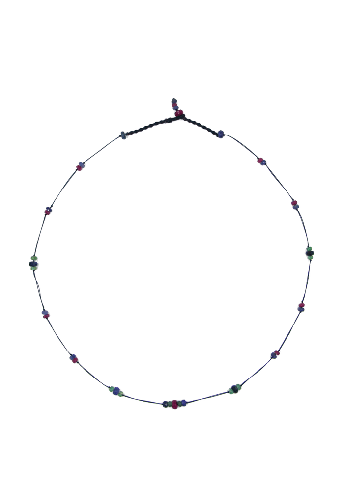 Collier Chocker Woopy Précieux Rubis, Émeraude & Saphir - Fil Bleu wird zu Halsband Chocker Woopy Edelstein Rubis, Smaragd & Saphir - Blaues Band. 
Halsband Chocker Woopy Edelstein Rubis, Smaragd & Saphir - Blaues Band