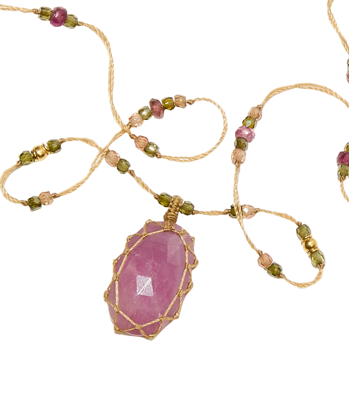 Collier Court Tibétain Sharing Corundum Rose, porté au cou