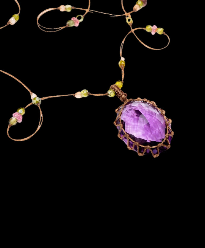 Collana corta tibetana - Ametista viola scuro - Mix di tormaline rosa - Filo di tabacco 